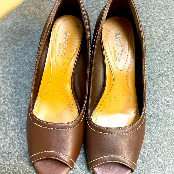 Flexation by Aerosoles Brown Leather Wedge Peep Toe - Picture 1 of 4